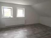 Wohnzimmer - Schöne Dachgeschosswohnung (2.OG) - Tageslichtbad mit Dusche