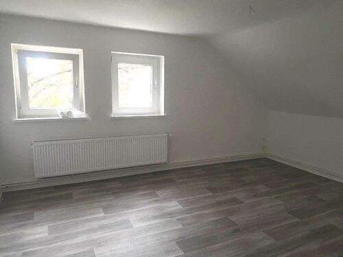 Wohnzimmer - Schöne Dachgeschosswohnung (2.OG) - Tageslichtbad mit Dusche