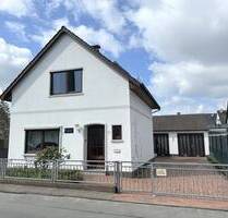 PURNHAGEN-IMMOBILIEN - Freistehendes Einfamilienhaus mit zwei Garagen in ruhiger Lage von Aumund! - Bremen / Aumund Fähr-Lobbendorf