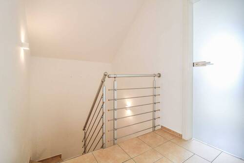 Flur im Obergeschoss mit Glastüren damit mehr Licht flutet - 