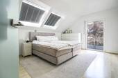 Schlafzimmer mit Dachterrassenzugang - 4 Zimmer Doppelhaushälfte in Rheinbach