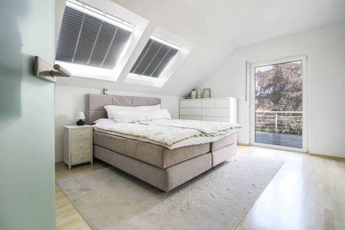 Schlafzimmer mit Dachterrassenzugang - 4 Zimmer Doppelhaushälfte in Rheinbach
