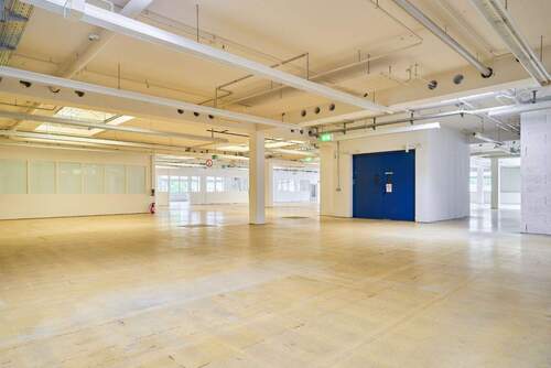 Vielfältige Produktionshalle mit Büros - Büro zur Miete in Frickenhausen