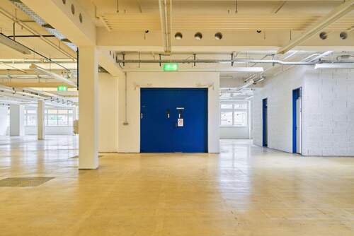 Vielfältige Produktionshalle mit Büros - Büro in Frickenhausen