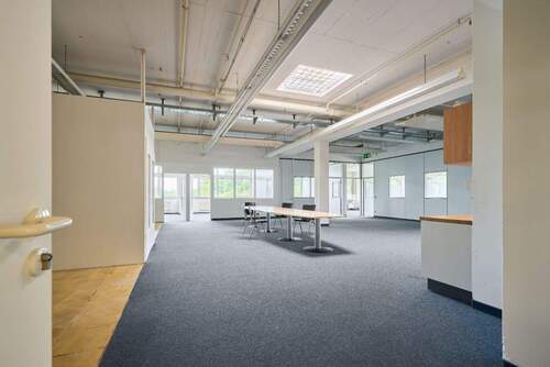 Vielfältige Produktionshalle mit Büros - 