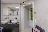 ...vorbei am Badezimmer... - 