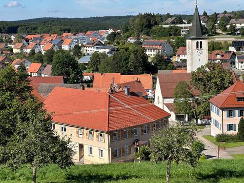 Blick von oben - 1 Zimmer Mehrfamilienhaus, Wohnhaus in Böttingen