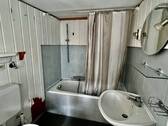 Badezimmer mit Badewanne, Dusche und WC - 