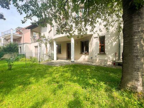 Garten mit Blick auf den Freisitz - 