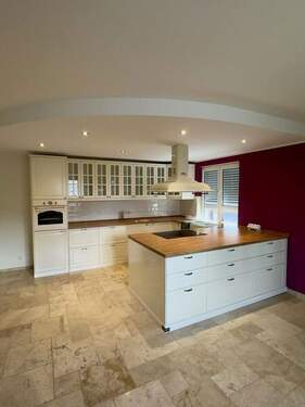 große Wohnküche mit Insel - 'Exklusive Erdgeschosswohnung mit 34 m² Wohnküche, Travertinboden & Terrasse - Neubau 2019