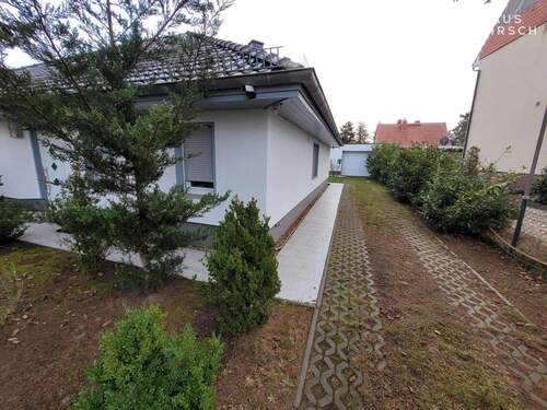 Zufahrt zur Garage - 3 Zimmer Einfamilienhaus zum Kaufen in Stahnsdorf