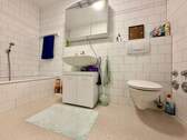 Wannenbad.jpeg - Etagenwohnung mit 77,20 m&sup2; in Langen zum Kaufen