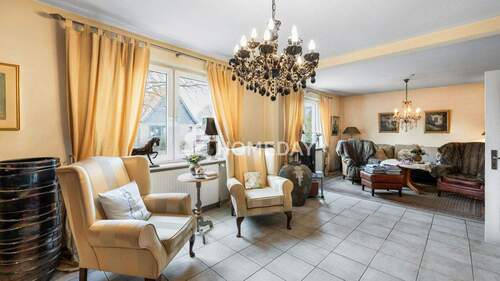 Wohnzimmer 3 - Raumwunder in ruhiger Lage - Großzügiges Haus mit Potenzial und grünem Rückzugsort