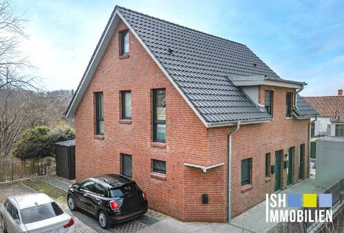 Bild 1 - Stade: Junge und moderne Eigentumswohnung im ansprechenden Doppelhaushälften-Charakter
