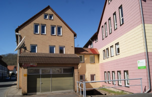 Verbindungsbau und Flusslauf - Mehrfamilienhaus, Wohnhaus in Suhl
