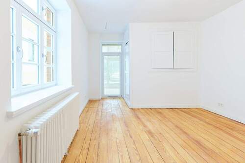 Whg. 1. OG - Zimmer mit Einbauschränken - 