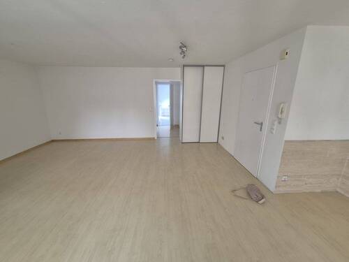 Blick von Terrasse ins Wohnzimmer - Etagenwohnung mit 62,10 m&sup2; in Karlsruhe zum Kaufen