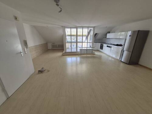 Gesamtblick Wohnzimmer auf Terrasse und EBK - 