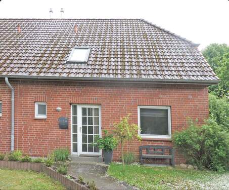 Hausansicht mit Eingang - Doppelhaushälfte im ländlichen Heinbockel