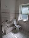 Badezimmer mit Wanne und Fenster - 