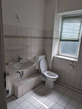 Badezimmer mit Wanne und Fenster - 