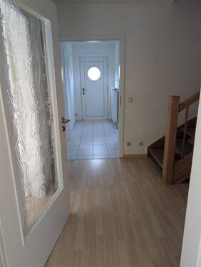 Flur/ Eingangsbereich/ Treppenhaus - Reihenendhaus mit 149,00 m&sup2; in Schwedeneck zur Miete