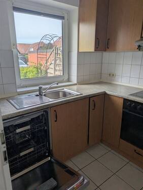Einbauküche mit Fenster und Geschirrspüler - 