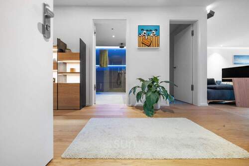 GR0ßZÜGIGER FLUR - 