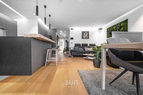 MODERNER WOHN- UND ESSBEREICH - 