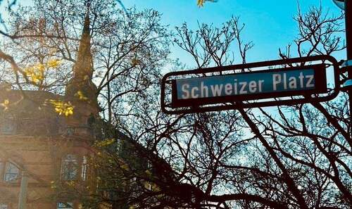 Titelbild - Aktuell als Praxisfläche genutzt - zukünftig Ihre großzügige Gartenwohnung im charakteristischen Stilaltbau mit großer Außenfläche und PKW-Stellplätze