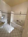Badezimmer mit Wanne und Fenster - 4 Zimmer Etagenwohnung in Kiel