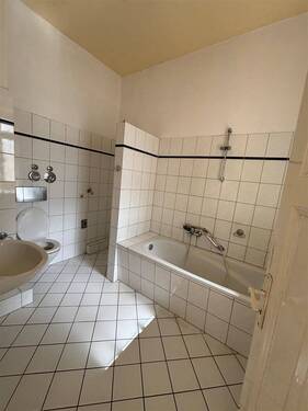 Badezimmer mit Wanne und Fenster - 4 Zimmer Etagenwohnung in Kiel
