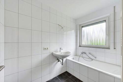Bad mit Fenster & Wanne - 