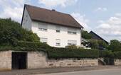 Ansicht von der Straße - Ein-Zweifamilienhaus in Seybothenreuth