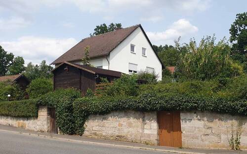 Ansicht von der Straße - 7 Zimmer Mehrfamilienhaus, Wohnhaus zum Kaufen in Seybothenreuth