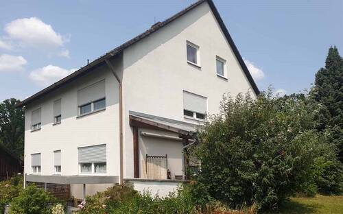 Seitenansicht mit überdachter Terrasse - 7 Zimmer Mehrfamilienhaus, Wohnhaus in Seybothenreuth
