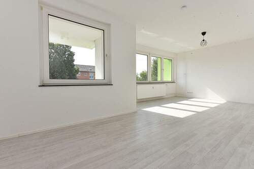 lichtdurchfluteter Wohn-/Essbereich mit Zugang zur Loggia - 