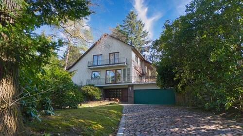 Vorderansicht - Vielseitiges Einfamilienhaus auf großem Grundstück mit lichtem Baumbestand in Hittfeld-Waldesruh!