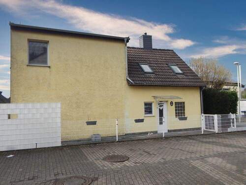 Hausansicht - 6 Zimmer Doppelhaushälfte in Langenfeld