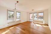 Wohnzimmer - Bezugsfreie, moderne und lichtdurchflutete 3-Zimmer-Erdgeschosswohnung mit Terrasse