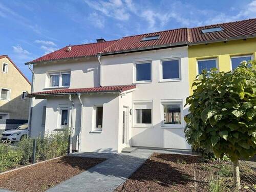 Vorderansicht - UMFASSEND MODERNISIERT: REIHENHAUS MIT GARTEN UND STELLPLATZ IN ICKERN