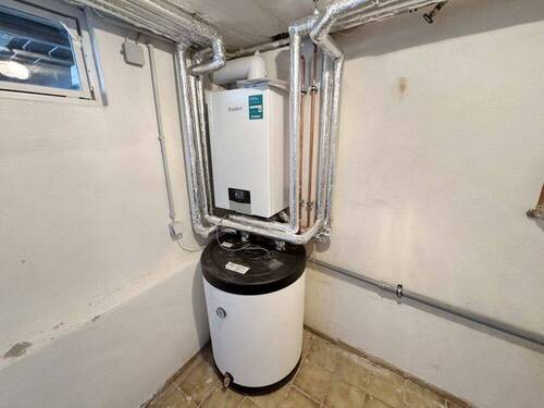 Keller Gas-Zentralheizung mit Warmwasserspeicher - 
