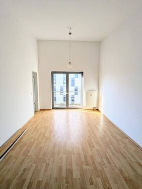 Wohnzimmer mit Tür zur Küche - 