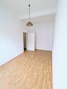Schlafzimmer mit Tür zum Flur - 