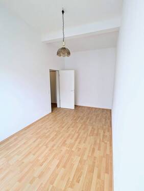 Schlafzimmer mit Tür zum Flur - 