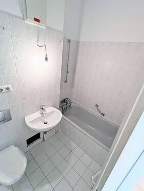 Badezimmer mit Wanne - 