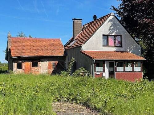 Hausansicht - Einfaches kleines Wohnhaus mit großem, weiter bebaubarem Grundstück in Liebenau-Ersen