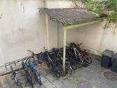 Hof mit ausreichend Fahrradständern - 
