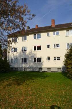 Im Wiesengrund 12 - Ansicht hinten, Grünfläche - Willkommen Zuhause - charmante Wohnung sucht neue Mieter