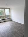 Beispielfoto Ansicht Wohnzimmer mit Fenstern und Bodenbelag - 